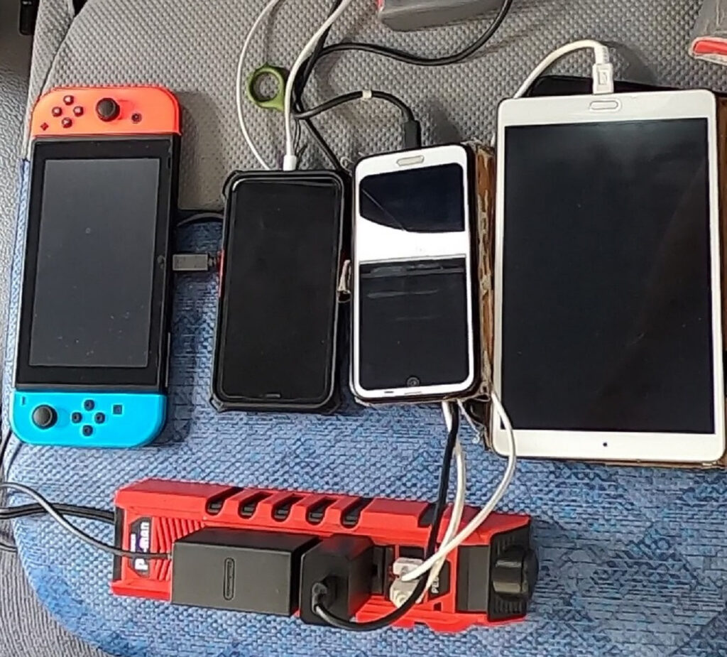 豊富な出力端子で電子機器の充電に大活躍