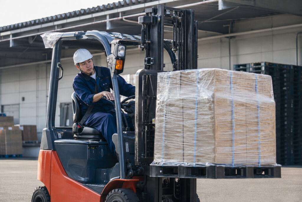 物流センターや倉庫、運送会社の荷役作業では、ストレッチフィルム（ラップ）は欠かせない存在